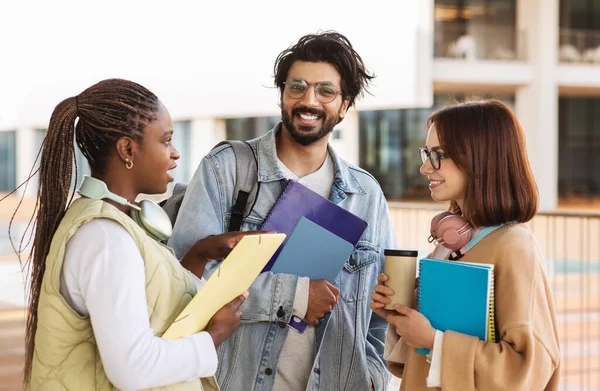 在大学里 快乐的多民族学生带着耳机 笔记本 喝咖啡 现代知识 在大学里结合在一起 — 图库照片