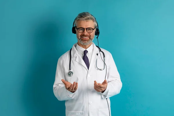 Friendly Happy Handsome Grey Haired Middle Aged European Doctor Headset — стоковое фото