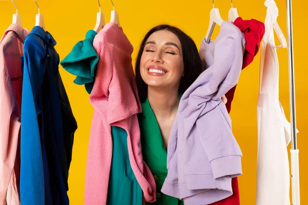 Rayda Asılı Duran Giysiler Kapalı Gözlerle Gülümseyen Alışveriş Seçiminden Memnun — Stok fotoğraf