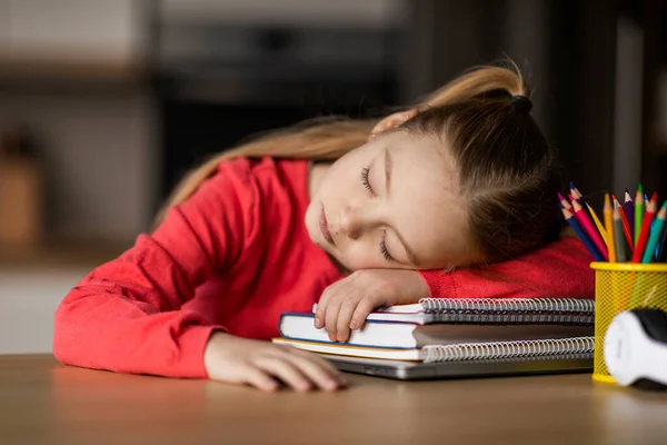 Retrato Bonito Pouco Fêmea Criança Dormindo Mesa Cansado Depois Fazer — Fotografia de Stock