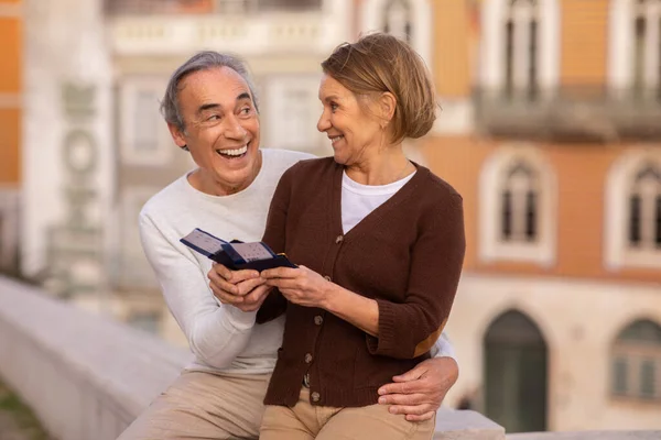 Tatilde Mutlu Olgun Çiftler Seyahat Biletleri Dışarıda Oturan Pasaportlar Emekliliğin — Stok fotoğraf