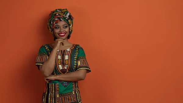 Güzel Anlaşma Çekici Çekici Genç Bir Kadın Geleneksel Parlak Afrikalı — Stok fotoğraf