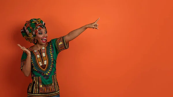 Emocional Mujer Negra Hermosa Asombrada Traje Africano Nacional Apuntando Espacio — Foto de Stock