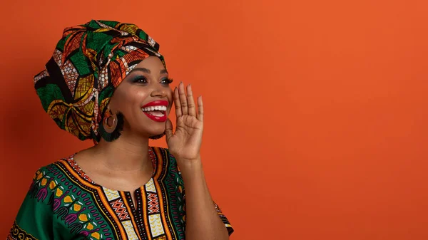 Atrakcyjna Młoda Czarna Kobieta Tradycyjnym Jasnym Afrykańskim Kostiumie Trzymająca Się — Zdjęcie stockowe