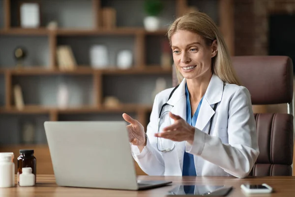 그대로 개념이다 Smiling Doctor Woman Using Laptop Video Call Patient — 스톡 사진
