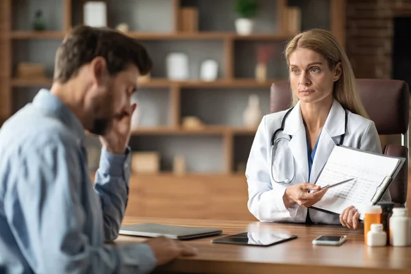 Ärztin Zeigt Dem Männlichen Patienten Während Des Gesprächs Büro Kontrollergebnisse — Stockfoto