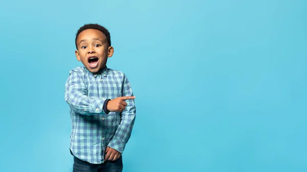 Oferta Especial Adorable Chico Afroamericano Señalando Dedo Lado Espacio Copia — Foto de Stock
