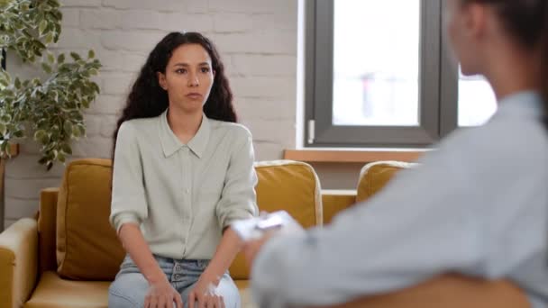 Προσωπική Θεραπεία Νεαρή Αγχώδης Γυναίκα Μιλάει Ψυχοθεραπευτή Λέει Ζωή Της — Αρχείο Βίντεο