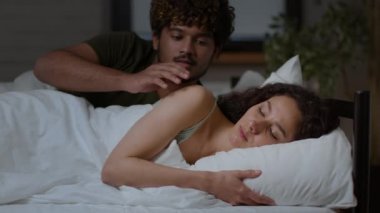 Aile kavgası. Ortadoğulu genç koca karısına sarılmaya çalışıyor. Üzgün kadın onu reddediyor. İkisi de yatakta yanlış anlaşılmadan muzdarip.