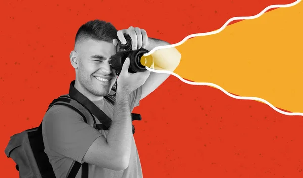Uśmiechnięty Tysiącletni Turysta Plecakiem Robi Zdjęcie Przed Kamerą Czerwonym Tle — Zdjęcie stockowe