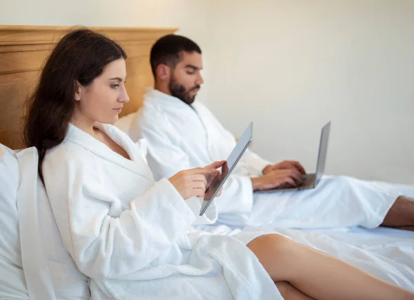 Serbest Çalışanlar Eşleri Dijital Tablet Laptop Bilgisayarları Kullanarak Nternet Tarıyor — Stok fotoğraf
