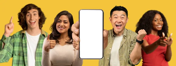 Zadowoleni Zszokowani Zróżnicowani Ludzie Pokazują Smartfona Pustym Ekranem Zrobić Zwycięstwo — Zdjęcie stockowe