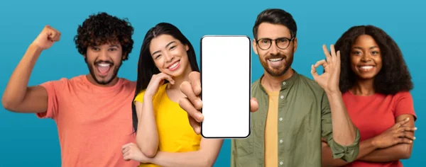 Lächelnd Zeigen Junge Internationale Leute Telefon Mit Leerem Bildschirm Machen — Stockfoto