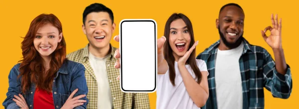 Mutlu Uluslar Arası Insanlar Akıllı Telefonu Boş Ekranla Gösteriyorlar Sarı — Stok fotoğraf