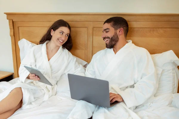 Boldog Férj Feleség Böngészés Internet Számítógépek Dolgozik Online Ágyon Hálószobában — Stock Fotó