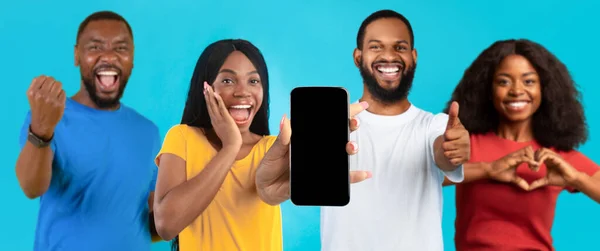 Szczęśliwi Zszokowani Czarni Pokazują Smartfona Pustym Ekranem Sprawiają Gest Serca — Zdjęcie stockowe
