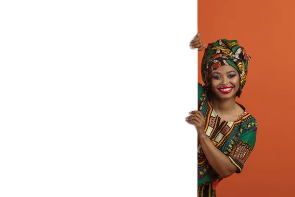 Gran Oferta Alegre Sonriente Mujer Africana Bastante Joven Traje Tradicional — Foto de Stock