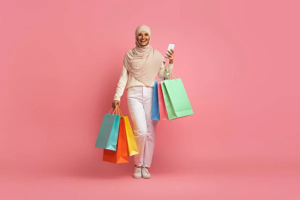 Donna Musulmana Sorridente Hijab Piedi Con Smartphone Borse Della Spesa — Foto Stock