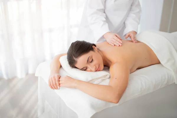 Jovem Indiana Feminino Obtendo Profissional Back Massagem Sessão Tratamento Salão — Fotografia de Stock