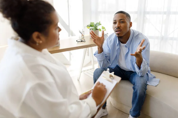 Ψυχοθεραπεία Ανήσυχοι Νέοι Μαύροι Casual Κάθεται Στον Καναπέ Στην Κλινική — Φωτογραφία Αρχείου