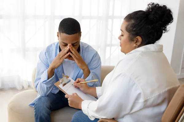 Upset Young Black Man Going Divorce Sitting Couch Counselor Office — Stock Photo, Image