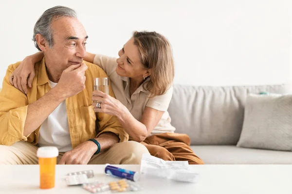 Liefdevolle Oudere Vrouw Die Pillen Een Glas Water Aan Haar — Stockfoto
