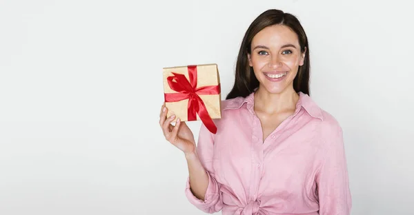 Χαρούμενη Χαρούμενη Όμορφη Νεαρή Γυναίκα Ροζ Κουτί Δώρου Κρατώντας Κόκκινη — Φωτογραφία Αρχείου