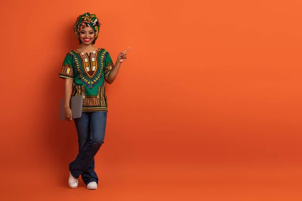 Positieve Vrolijke Mooie Jonge Zwarte Dame Afrikaanse Kostuum Digitale Nomade — Stockfoto