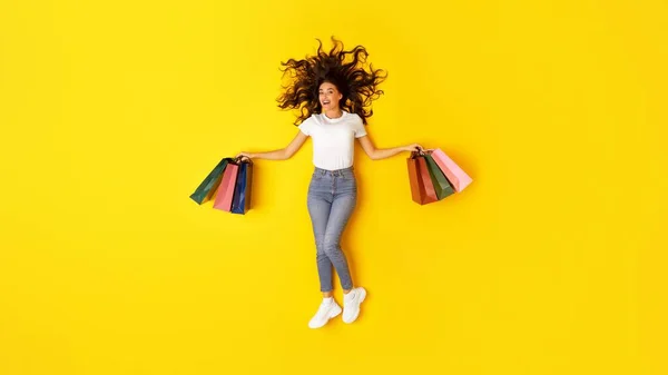 Αγορές Και Πωλήσεις Ευτυχισμένη Γυναίκα Shopaholic Κρατώντας Πολλές Τσάντες Shopper — Φωτογραφία Αρχείου