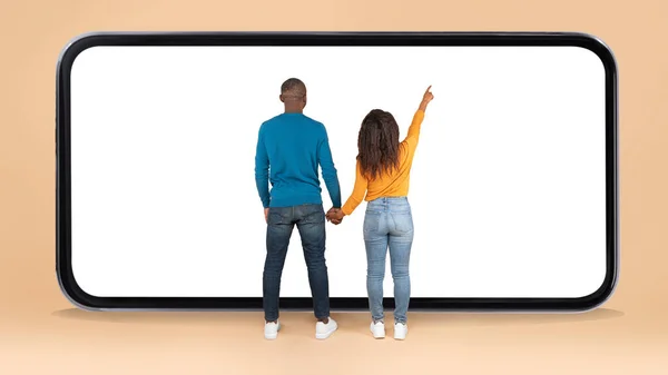 Πίσω Όψη Των Μαύρων Συζύγων Στέκεται Μπροστά Από Τεράστιο Smartphone — Φωτογραφία Αρχείου