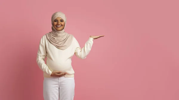 Dobrá Nabídka Usmívající Těhotná Muslimka Žena Demonstrující Něco Její Prázdné — Stock fotografie