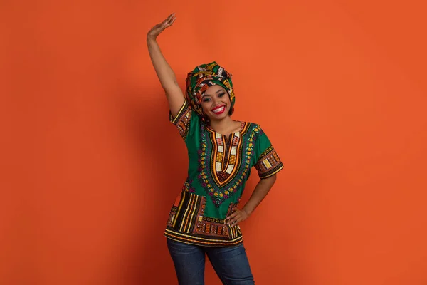 Renkli Afrikalı Kostümlü Neşeli Çekici Genç Bir Kadın Elini Kaldırıyor — Stok fotoğraf
