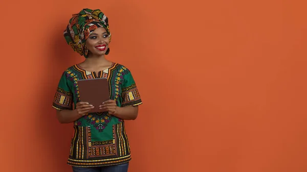 Ulusal Kostüm Giymiş Neşeli Duygusal Çekici Afrikalı Kadın Elinde Dijital — Stok fotoğraf