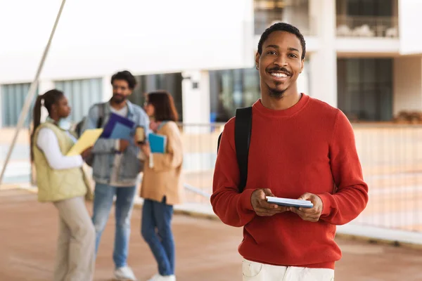 快乐的年轻非洲裔美国学生 留着胡子 背着背包 和朋友一起在大学读书 现代教育 在大学的知识 脱离了课程 生活方式 — 图库照片