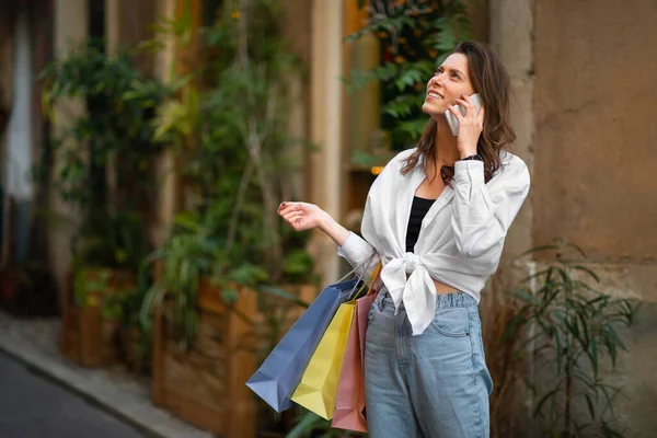 Весела Тисячолітня Європейська Леді Безліччю Пакетів Покупками Дзвінків Смартфонах Насолоджується — стокове фото