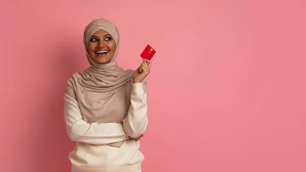 Verträumte Muslimin Hijab Mit Kreditkarte Den Händen Die Vor Rosa — Stockfoto