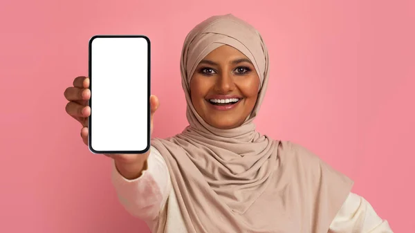Aplikasi Yang Bagus Smiling Muslim Woman Hijab Showing Smartphone Blank — Stok Foto