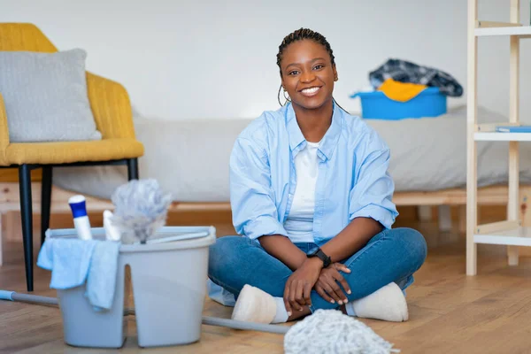 Positiva Mujer Negra Bastante Joven Feliz Ropa Casa Sentada Suelo —  Fotos de Stock