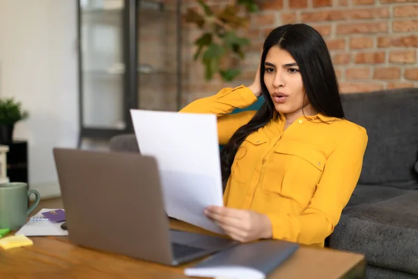 Jonge Vrouwelijke Freelancer Die Thuis Met Papieren Laptop Werkt Rapporten — Stockfoto