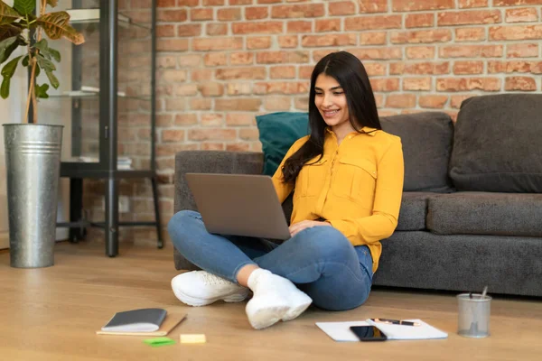 온라인 스페인 아가씨는 집에서 노트북으로 공부하고 바닥에 컴퓨터 키보드로 타이핑하고 — 스톡 사진