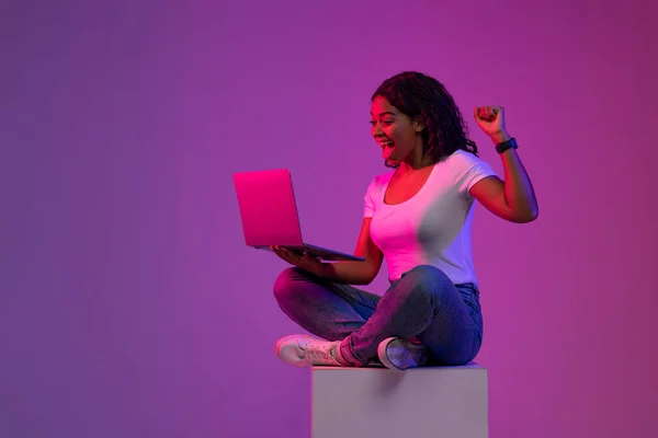 Online Win 위에서 여성은 라이트의 큐브에 성공을 자축하는 아프리카 미국인 — 스톡 사진