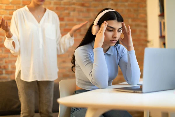 Probleme Zwischen Den Generationen Teenie Mädchen Trägt Kopfhörer Und Berührt — Stockfoto
