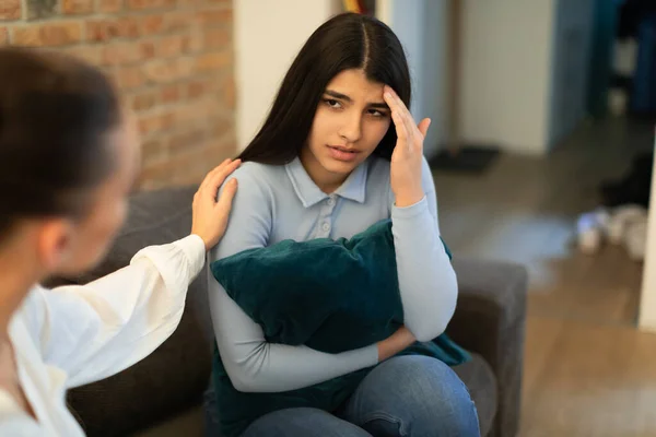 Adolescente Infeliz Teniendo Problemas Abrazando Almohada Hablando Con Amigo Que — Foto de Stock