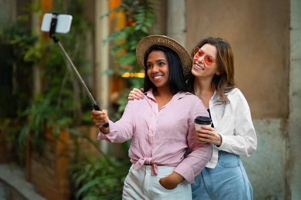 Glad Millennial Afroamericano Europeo Mujeres Turistas Sombrero Tomar Selfie Teléfono — Foto de Stock