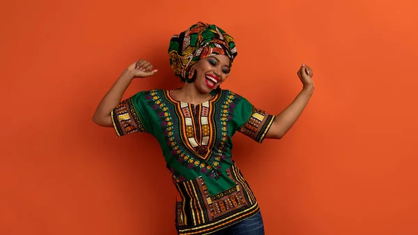 Joyful Pretty Young Black Woman Colorful African Costume Moving Her — Stock Photo, Image