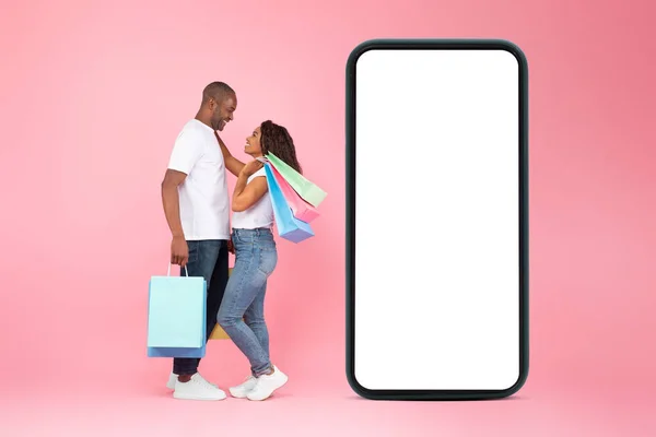 Online Offer Black Spouses Standing Shopping Bags Big Blank Smartphone — Stock Photo, Image