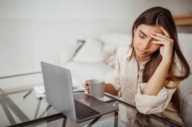 Depresyondaki yorgun milenyum melez kadınlar bir fincan kahve içerler, dizüstü bilgisayarı migrenden muzdariptir ve odanın içinde fazla çalışırlar. Sağlık, iş, iş, uzaktan iş sorunları, evde teslim tarihi