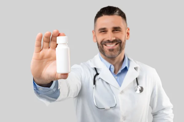 Hombre Feliz Doctor Con Abrigo Mostrando Frasco Medicinas Aisladas Sobre — Foto de Stock