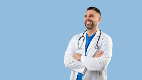 Koncepcja Usług Medycznych Szczęśliwy Lekarz Mundurze Pozujący Złożonymi Ramionami Niebieskim — Zdjęcie stockowe