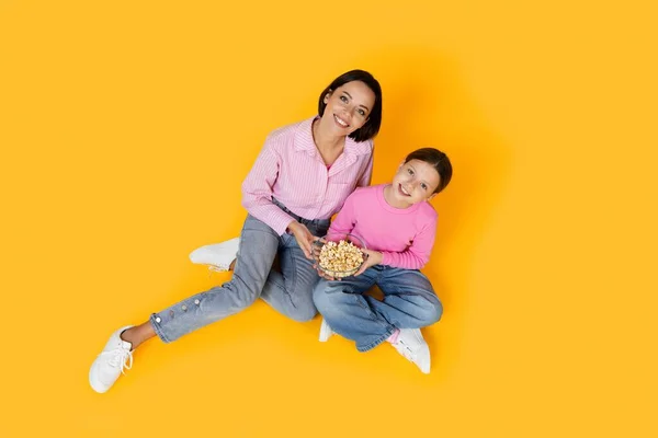 Ocio Con Mamá Madre Hija Comiendo Palomitas Maíz Mientras Están —  Fotos de Stock